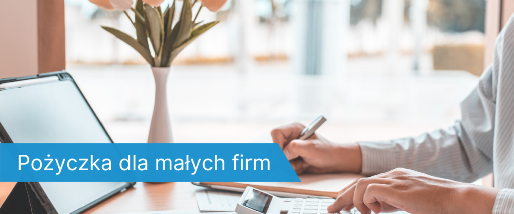 Osoba pracująca przy biurku z tabletem, kalkulatorem i dokumentami